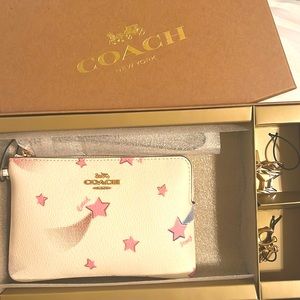 ❤️NEW in box ❤️Perfect gift For Her❤️Coach Boxed Corner Zip Wristlet
